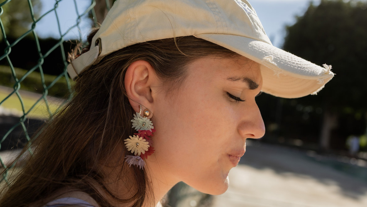 Девушка в бейсболке