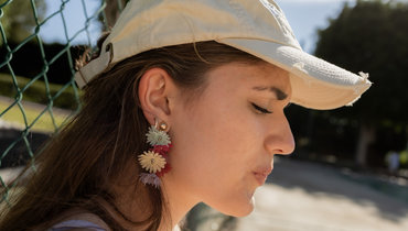 Стилист рассказала, с чем носить бейсболку