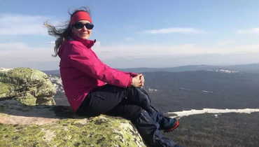 Травмированную альпинистку эвакуируют с пика Победы только в 2026 году. Спасательная операция остановлена