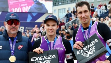 «Привыкнуть к победам тяжело. Они не могут приесться». Интервью тренера нашей сильнейшей пары пляжного волейбола