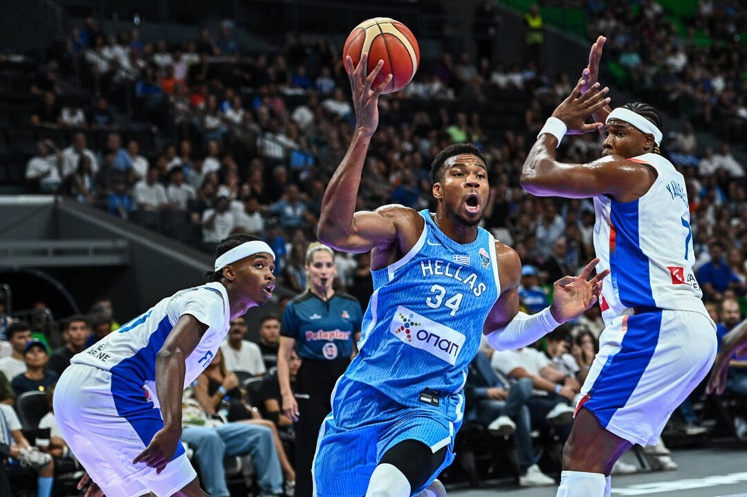 Яннис Адетокунбо (с мячом).