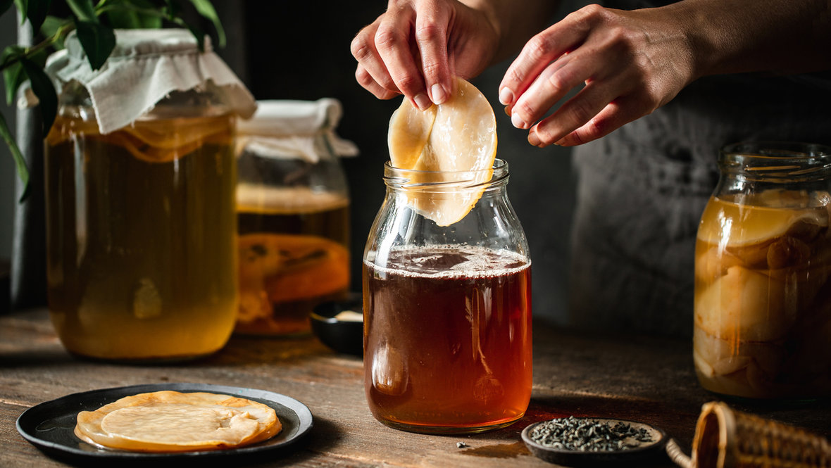 Чайный гриб достают из банки