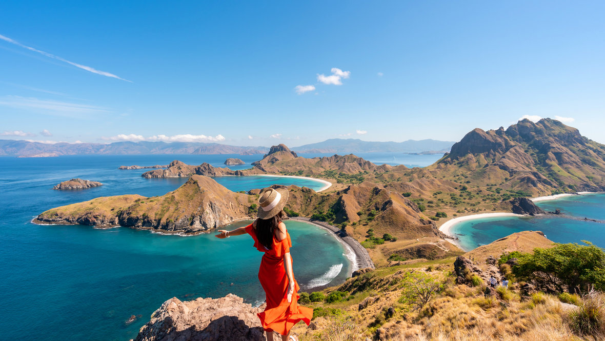 Девушка на фоне моря