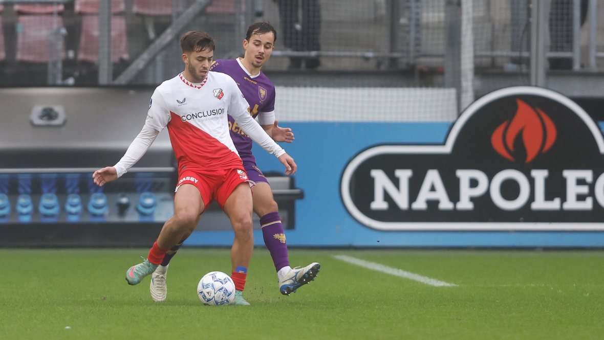 Суффьян Эль-Каруани (с мячом).