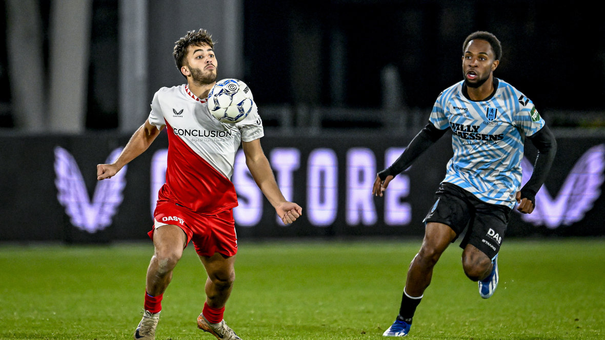 Суффьян Эль-Каруани (с мячом).