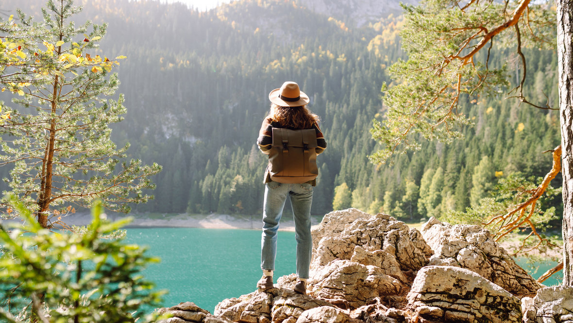 Девушка наслаждается природой