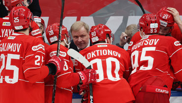 Главный тренер «Спартака» Алексей Жамнов в окружении хоккеистов команды.