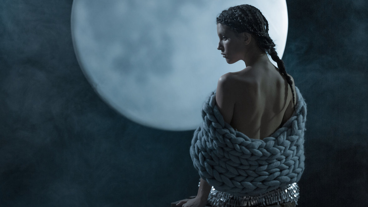 Девушка на фоне луны