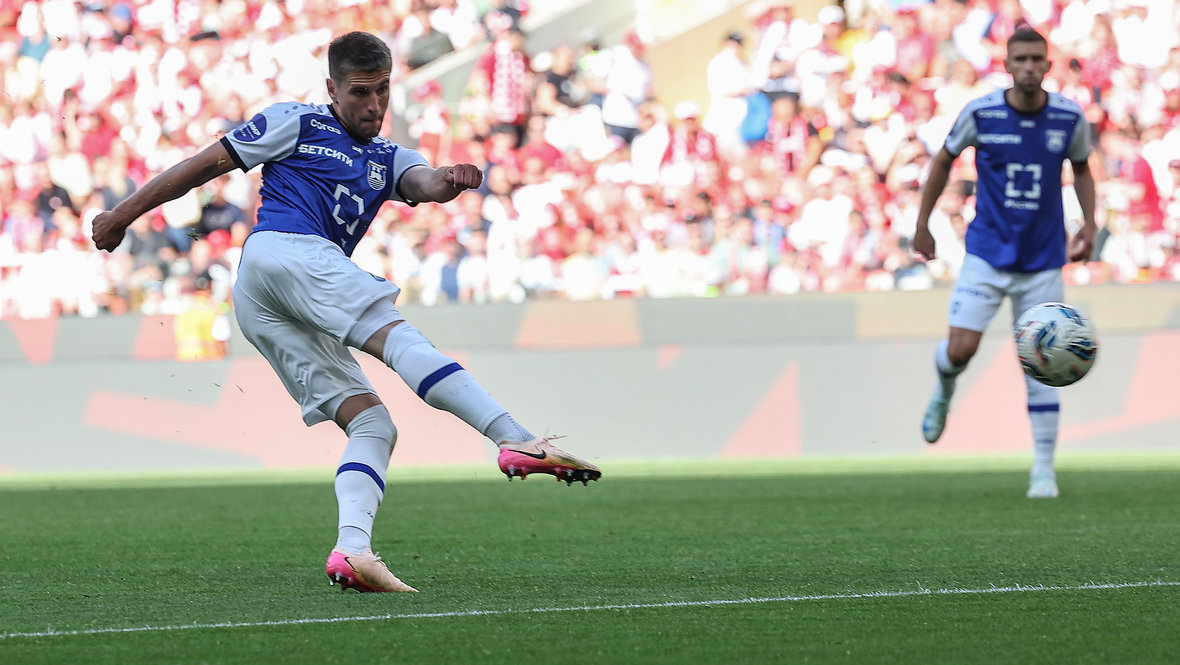 Полузащитник «Балтики» Владислав Саусь открывает счет в матче со «Спартаком» (3:0) 26 июля 2025 года.