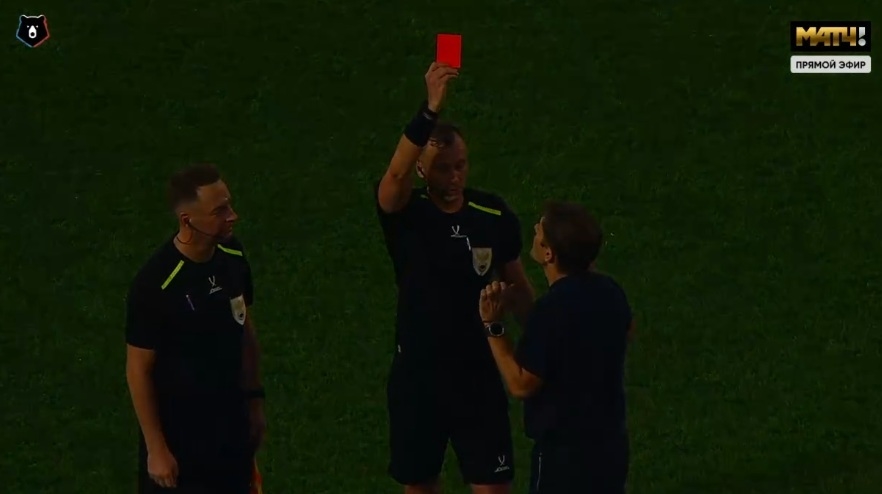 Судья Иван Абросимов удаляет главного тренера «Сочи» Роберта Морено.