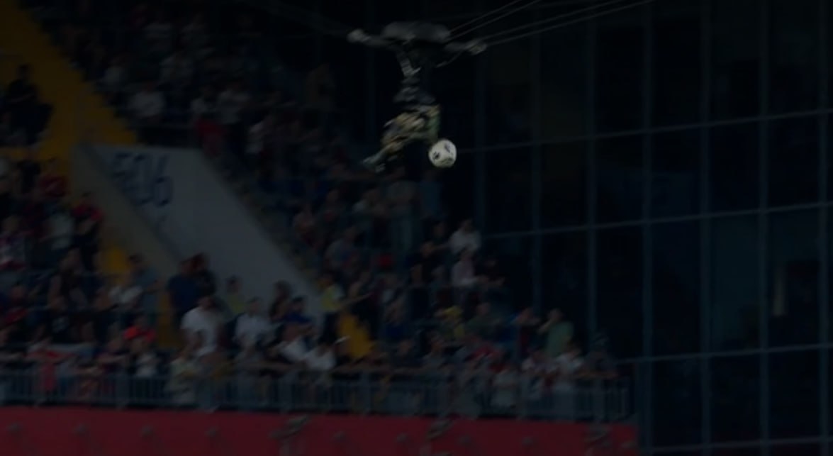 Мяч попал в камеру-паук после удара Станислава Агкацева.