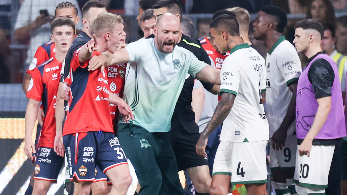 Стычка с удалением, возмущение Мусаева и ничья лидеров: кадры матча ЦСКА — «Краснодар»