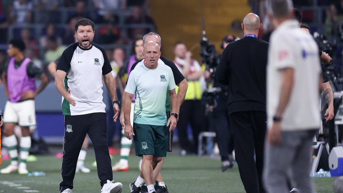 Главный тренер «Краснодара» Мурад Мусаев (слева) обращается к главному тренеру ЦСКА Фабио Челестини.