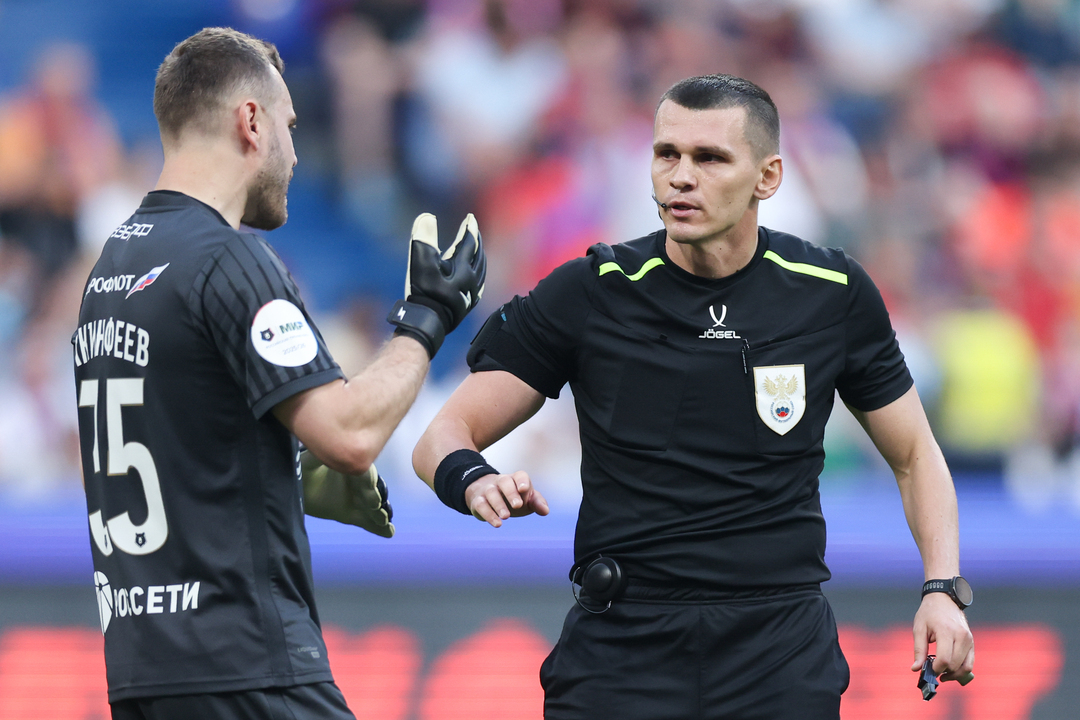 Вратарь ЦСКА Игорь Акинфеев и судья Рафаэль Шафеев.