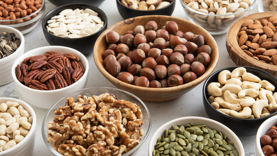 Разные орехи на столе