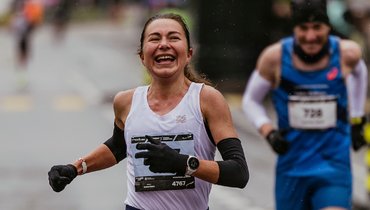 «Купила мусорный мешок, сделала в нем дырки для головы с руками и побежала на старт». Дина Александрова — о победе в Исландии