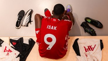 Александр Исак.