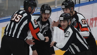 Стали известны зарплаты арбитров в новом сезоне КХЛ.