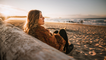 Девушка гуляет одна