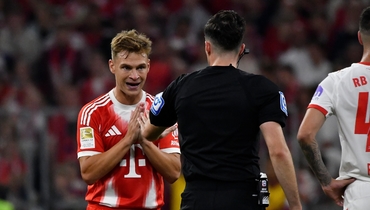 Йозуа Киммих спорит с арбитром Флорианом Бадштюбнером.