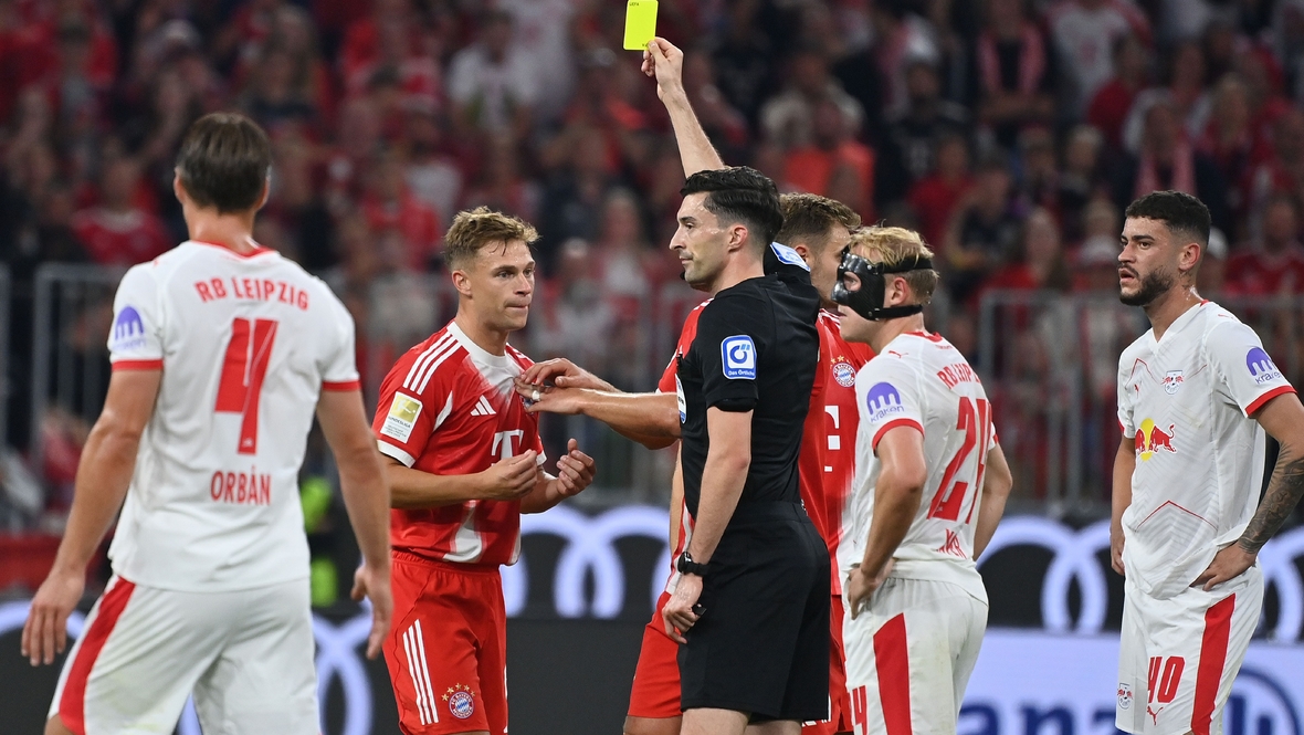 Йозуа Киммих получает желтую карточку от Флориана Бадштюбнера.