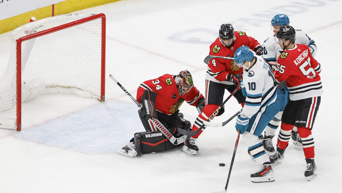 Клим Костин (в белом) в матче «Сан-Хосе» против «Чикаго».