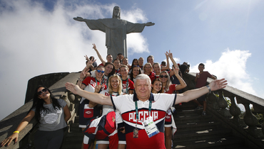 Евгений Трефилов и российские гандболистки на фоне статуи Иисуса Христа в Рио-де-Жанейро в 2016 году.