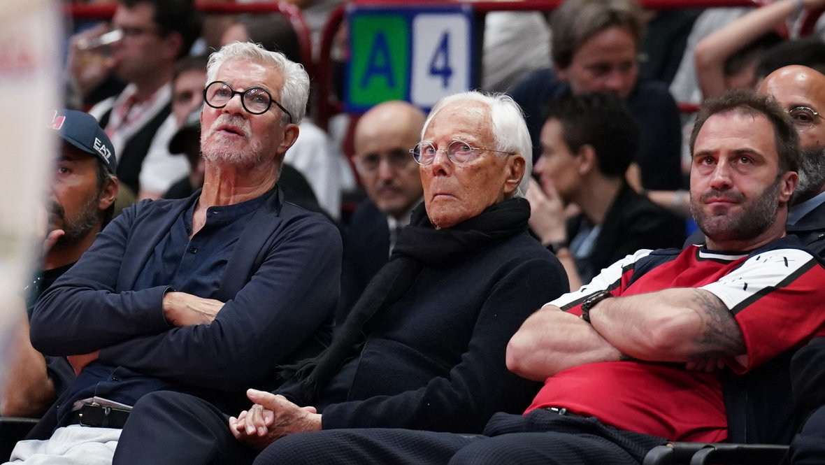 Джорджо Армани (в центре) на матче баскетбольного «Милана».