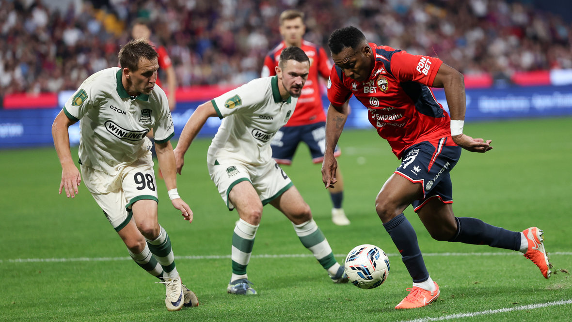 Защитник ЦСКА Мойзес (с мячом) против футболистов «Краснодара» Сергея Петрова и Гаэтана Перрена.