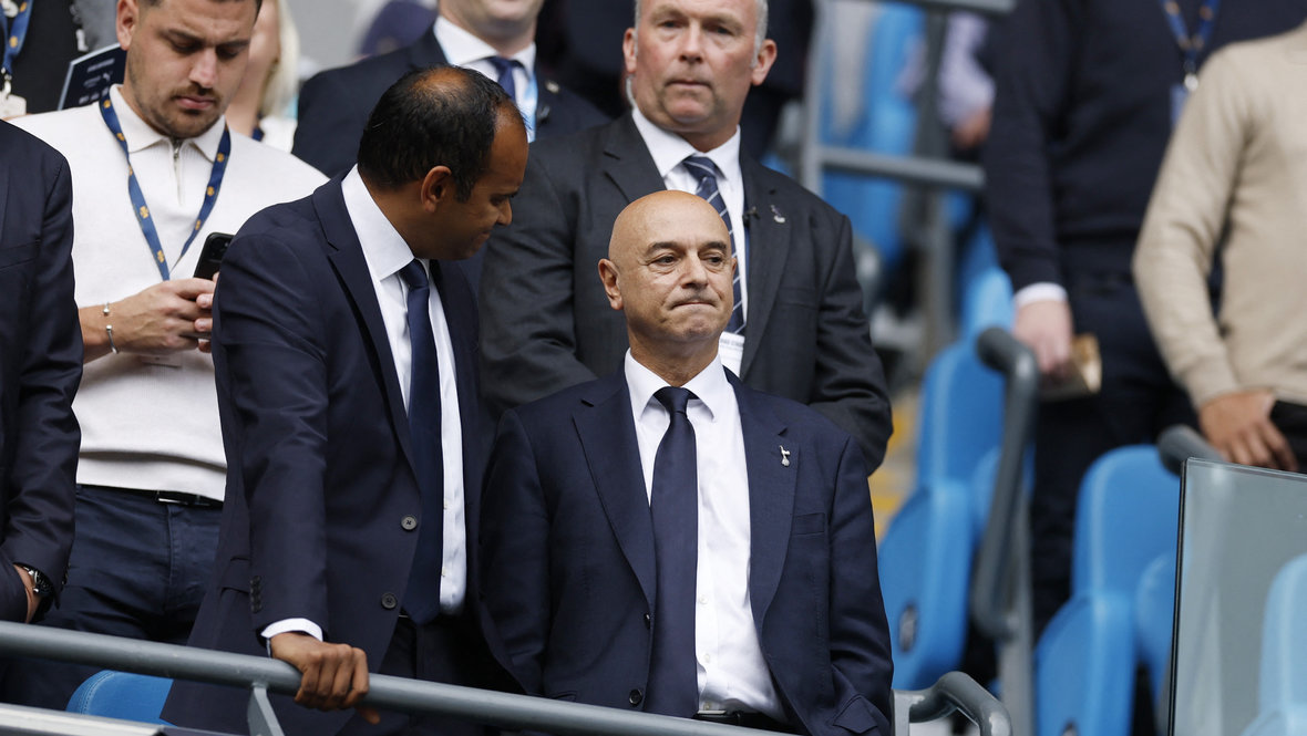 Дэниел Леви (в центре).