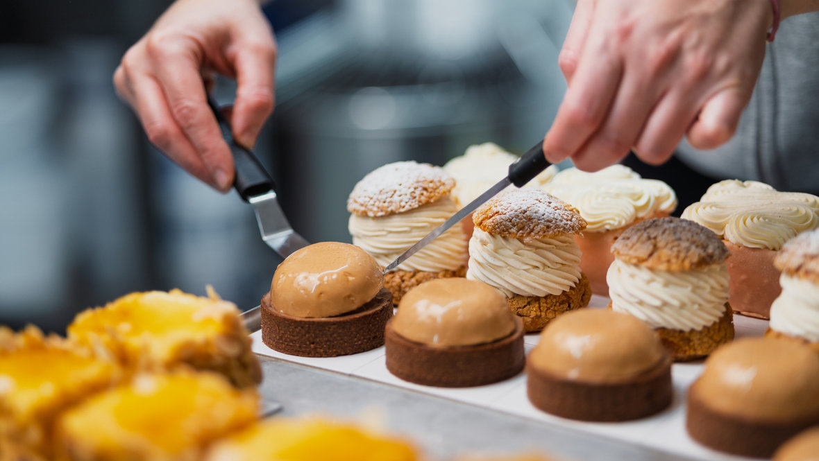 Сладости на витрине