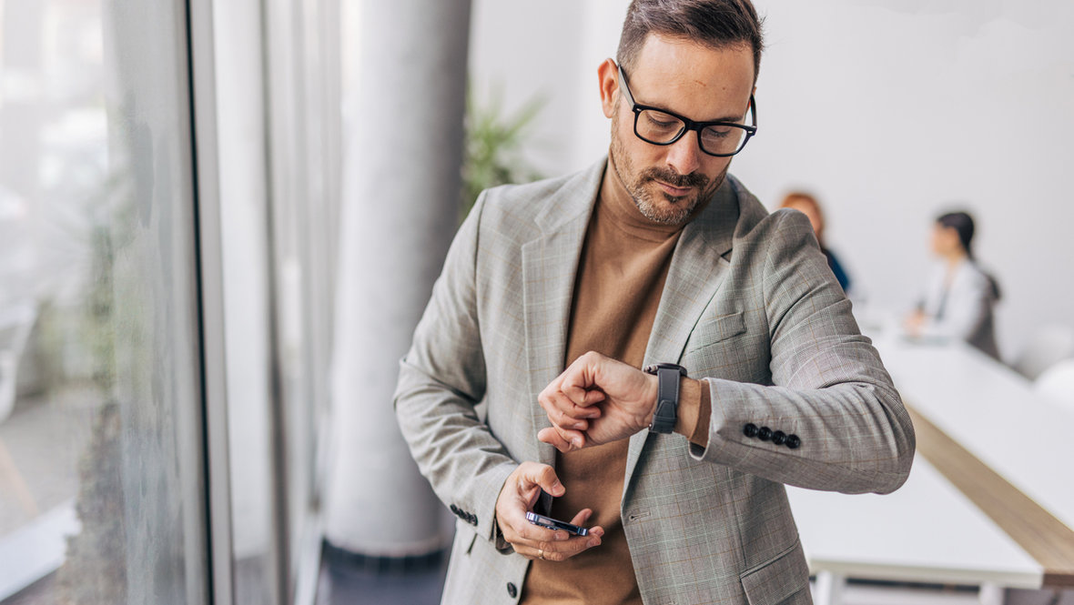 Мужчина смотрит на часы