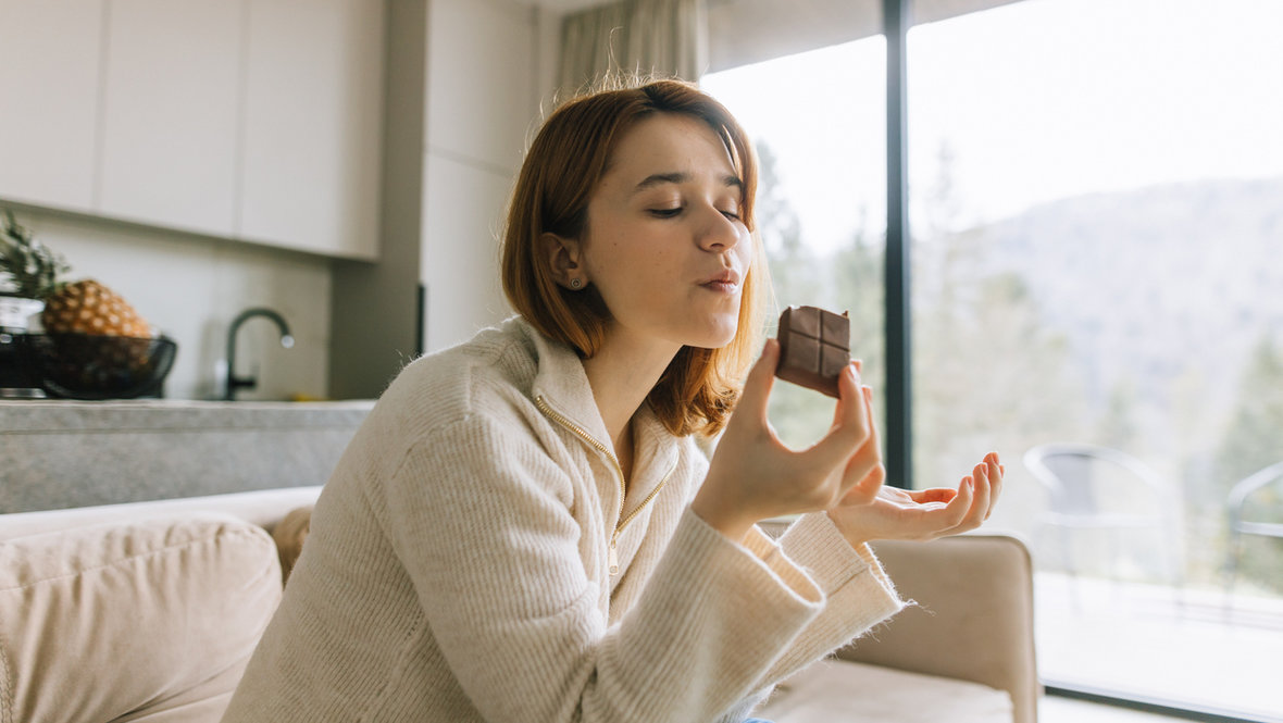 Девушка ест сладкое