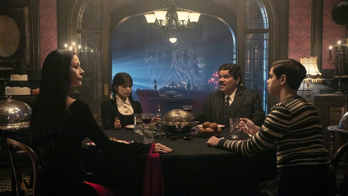 Кадр из сериала «Уэнcдей», реж. Тим Бертон, Пако Кабесас, Джеймс Маршалл и др., Netflix