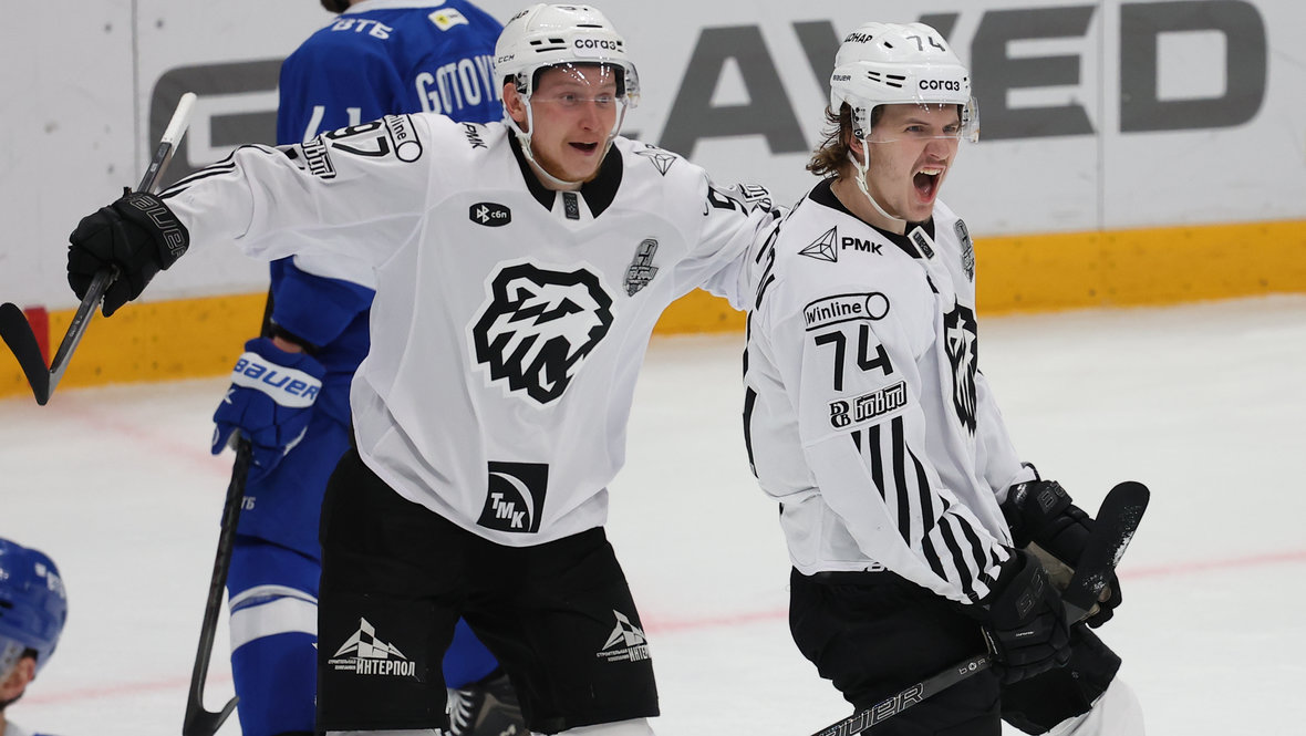 Виталий Кравцов (справа).