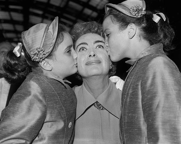 Джоан Кроуфорд с Кэти и Синтией.