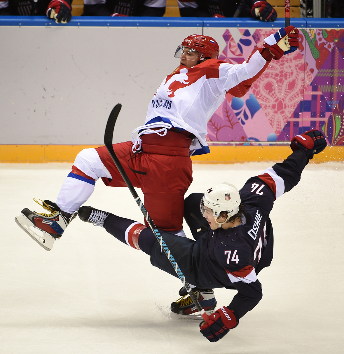 Александр Овечкин и Ти Джей Оши во время матча Россия — США (2:3 Б) на Олимпиаде-20214 в Сочи.