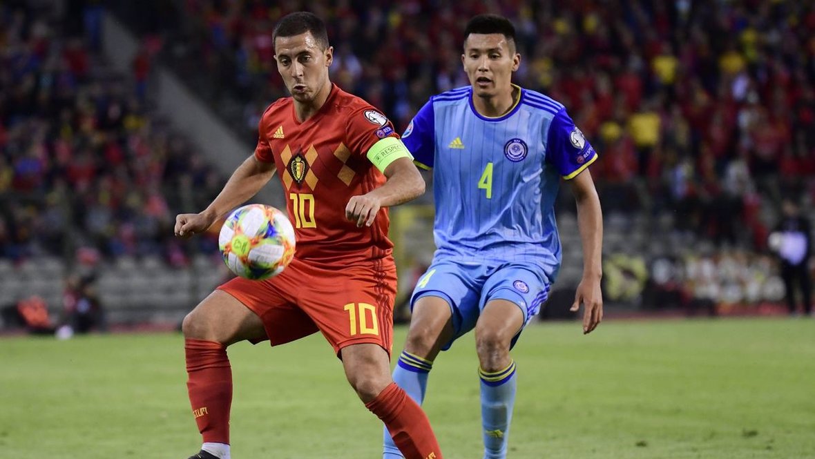 Эден Азар и Темирлан Ерланов в матче Бельгия — Казахстан.