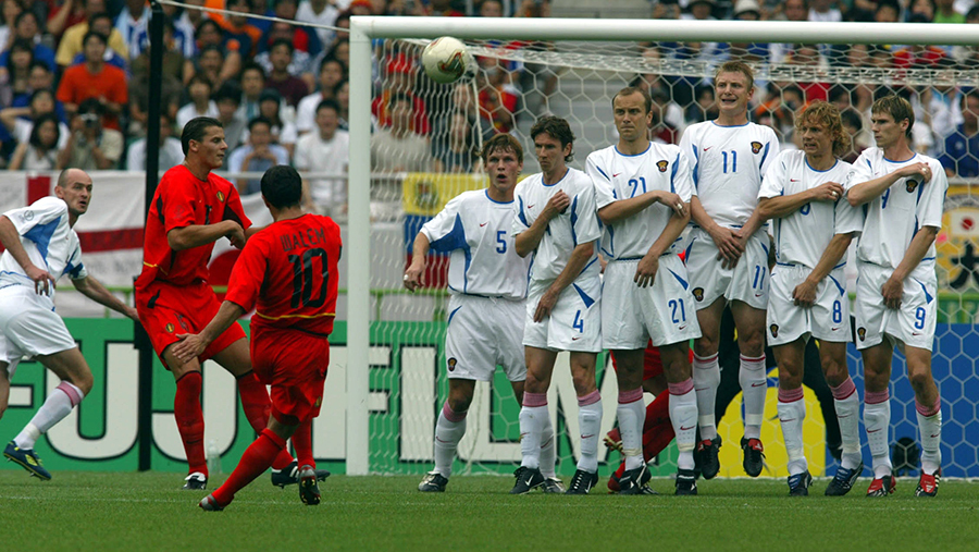 2002 год. Бельгия — Россия — 3:2. Йохан Валем забивает со штрафного.
