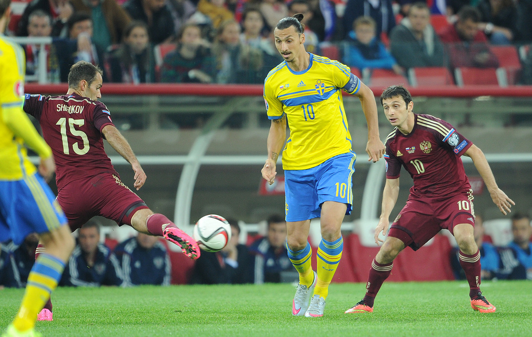 Роман Широков (слева) против Златана Ибрагимовича в матче Россия — Швеция.