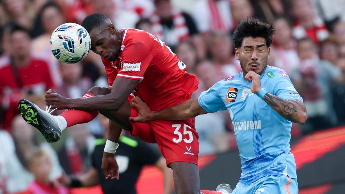 Полузащитник «Спартака» Кристофер Мартинс и защитник «Зенита» Роман Вега.