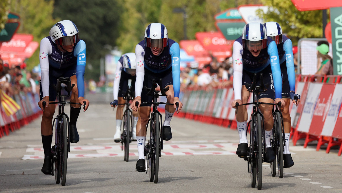 Гонщики команды Israel — Premier Tech на «Вуэльте».