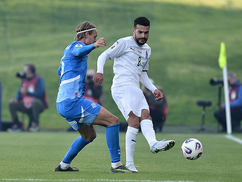 Эмин Махмудов в матче Исландия — Азербайджан.