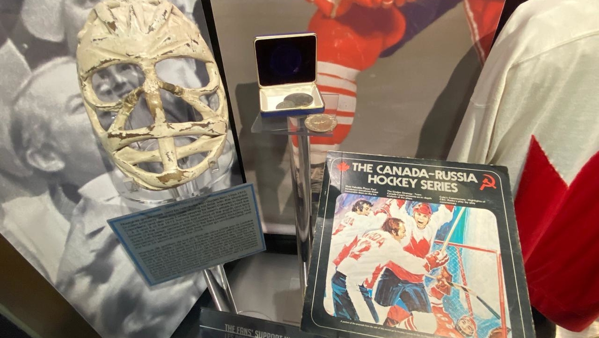 Маска Кена Драйдена, которую он использовал во время Суперсерии-72, в Зале хоккейной славы.