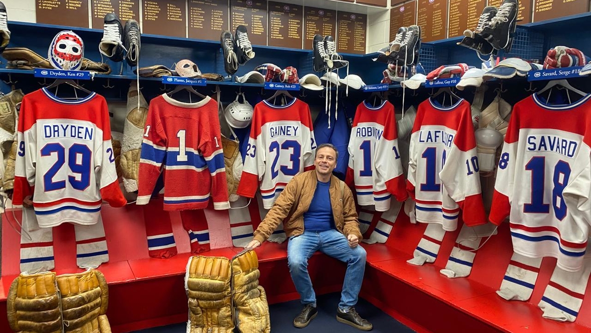 Игорь Рабинер в Зале хоккейной славы в Торонто, в котором оборудована копия раздевалки чемпионского «Монреаля» 70-х. Слева — свитер и щитки Кена Драйдена.