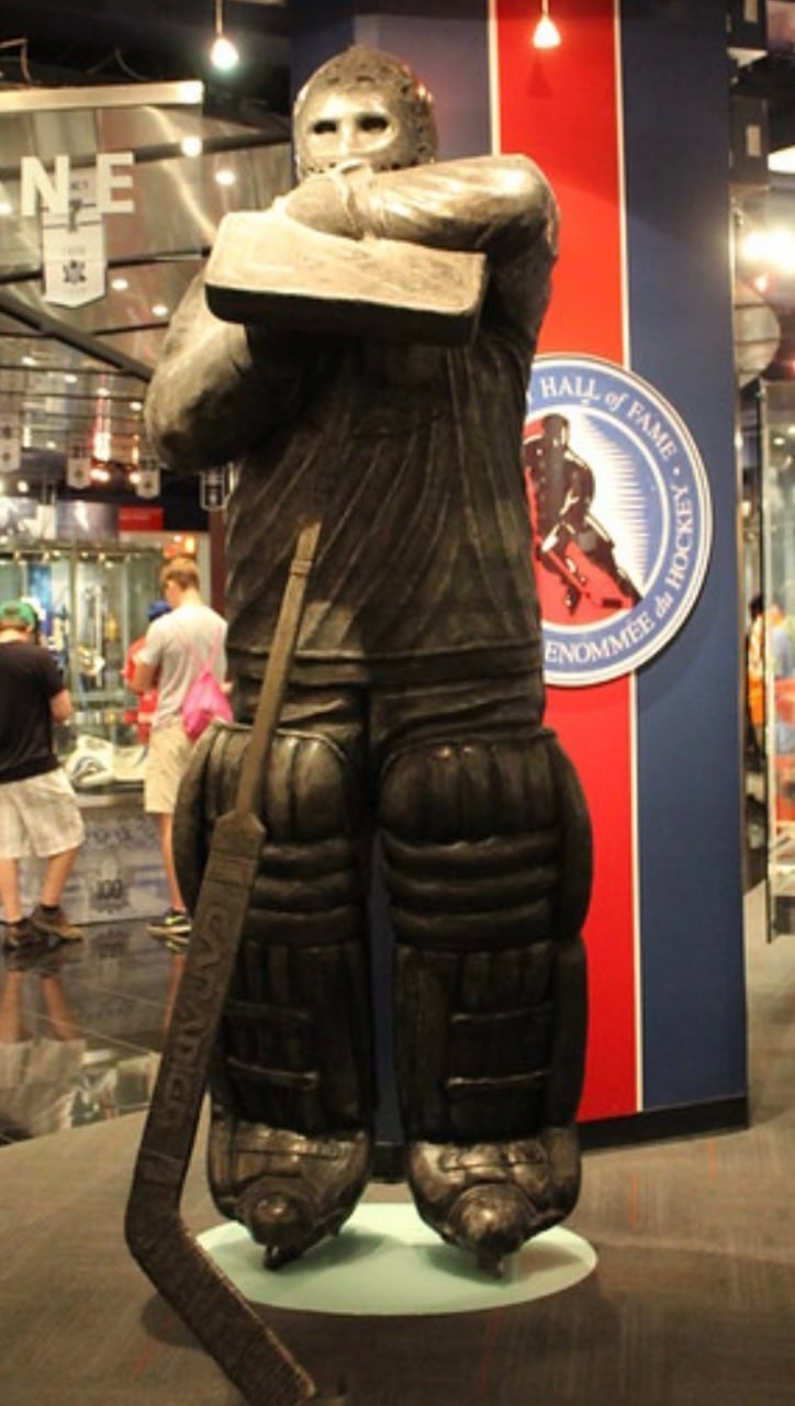 Статуя Кена Драйдена в Зале хоккейной славы в Торонто.