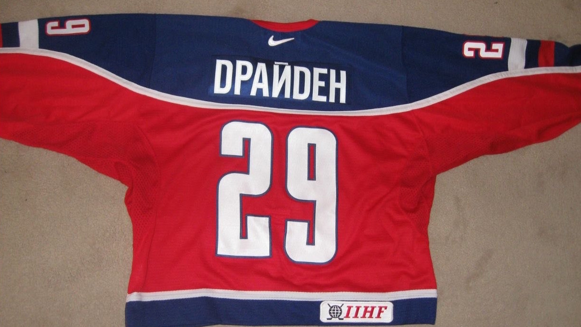 Свитер сборной России специально для Кена Драйдена с его 29-м номером.