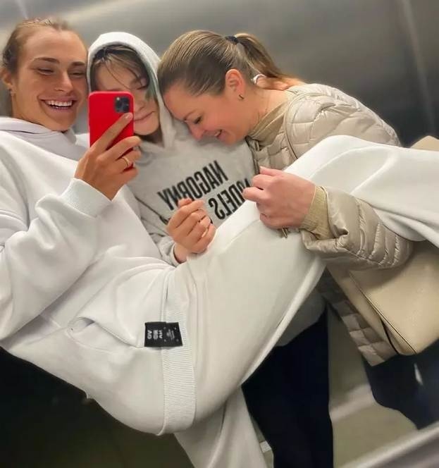 Арина Соболенко, ее сестра Антонина и мама Юлия.