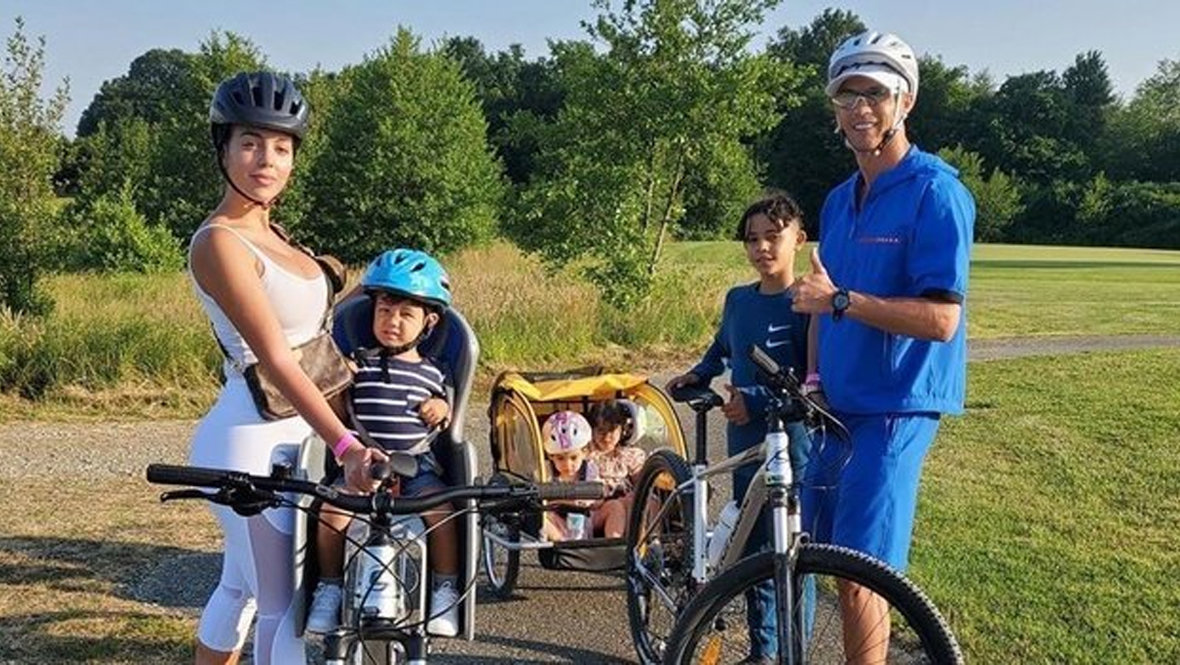 Джорджина Родригес, Криштиану Роналду с детьми.