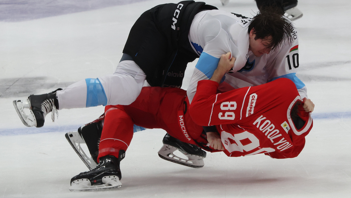 Драка на льду, футболисты на трибуне: «Спартак» проиграл минскому «Динамо»